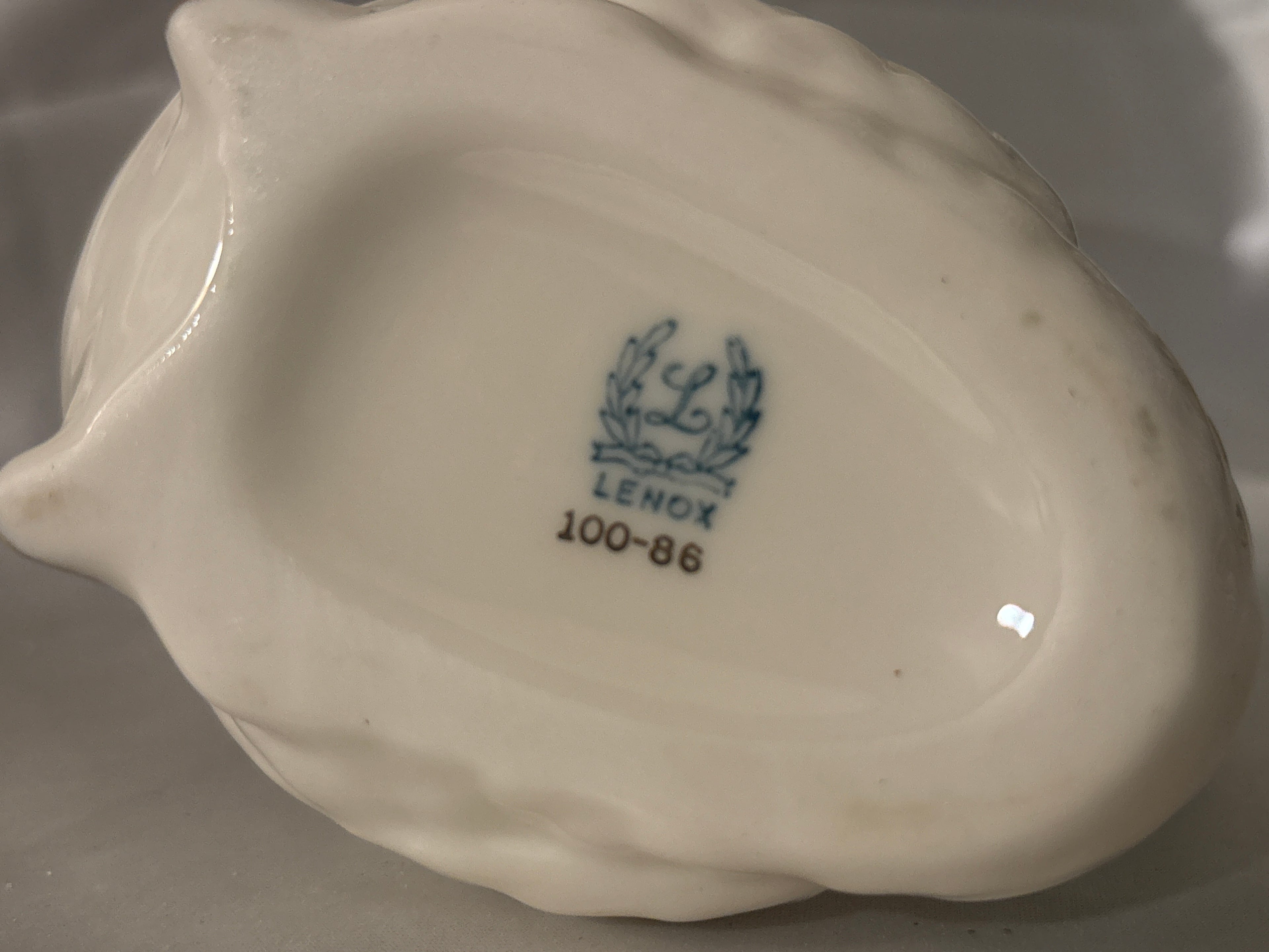 Lenox White and Gold Vintage Decor
Like new