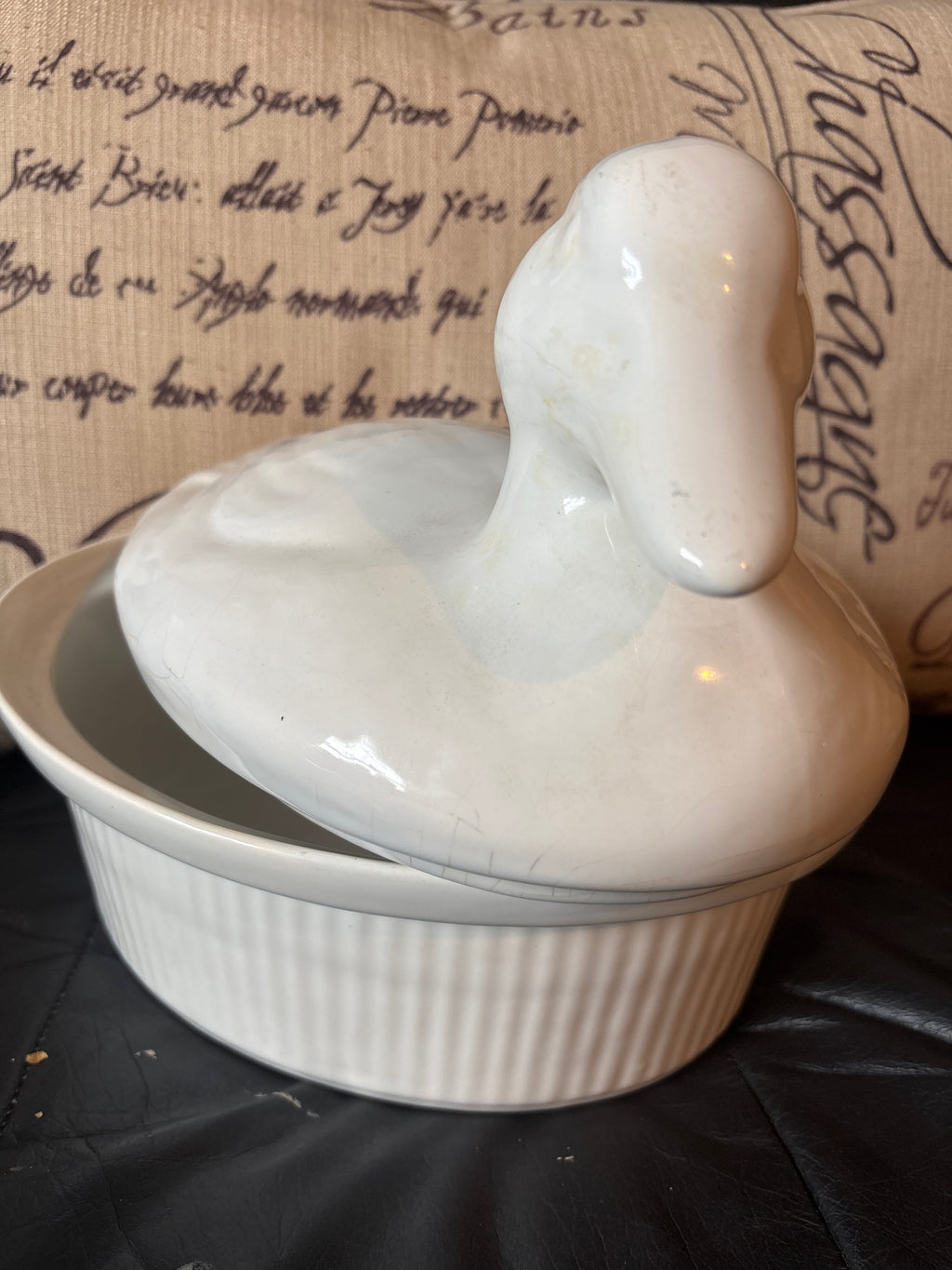 Vintage California White Nesting Duck 
·

·
Condition: Preowned
