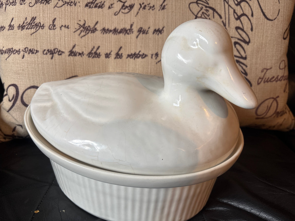 Vintage California White Nesting Duck 
·

·
Condition: Preowned