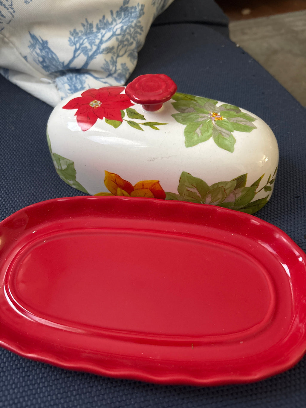 The Pioneer Woman Poinsettia Butter Dish — Red & White Holiday Christmas Stoneware