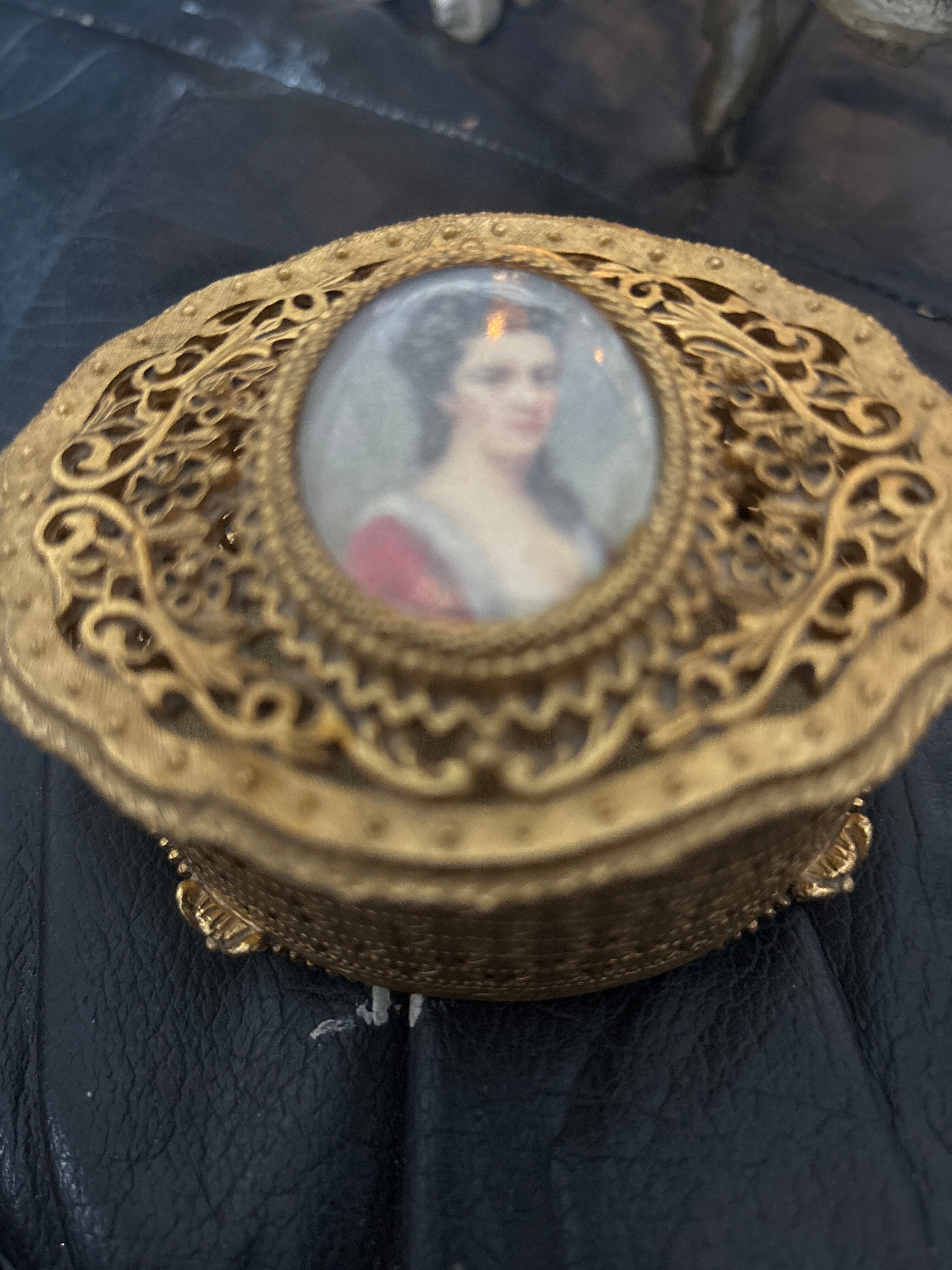 Vintage tinker Victorian gold cameo box