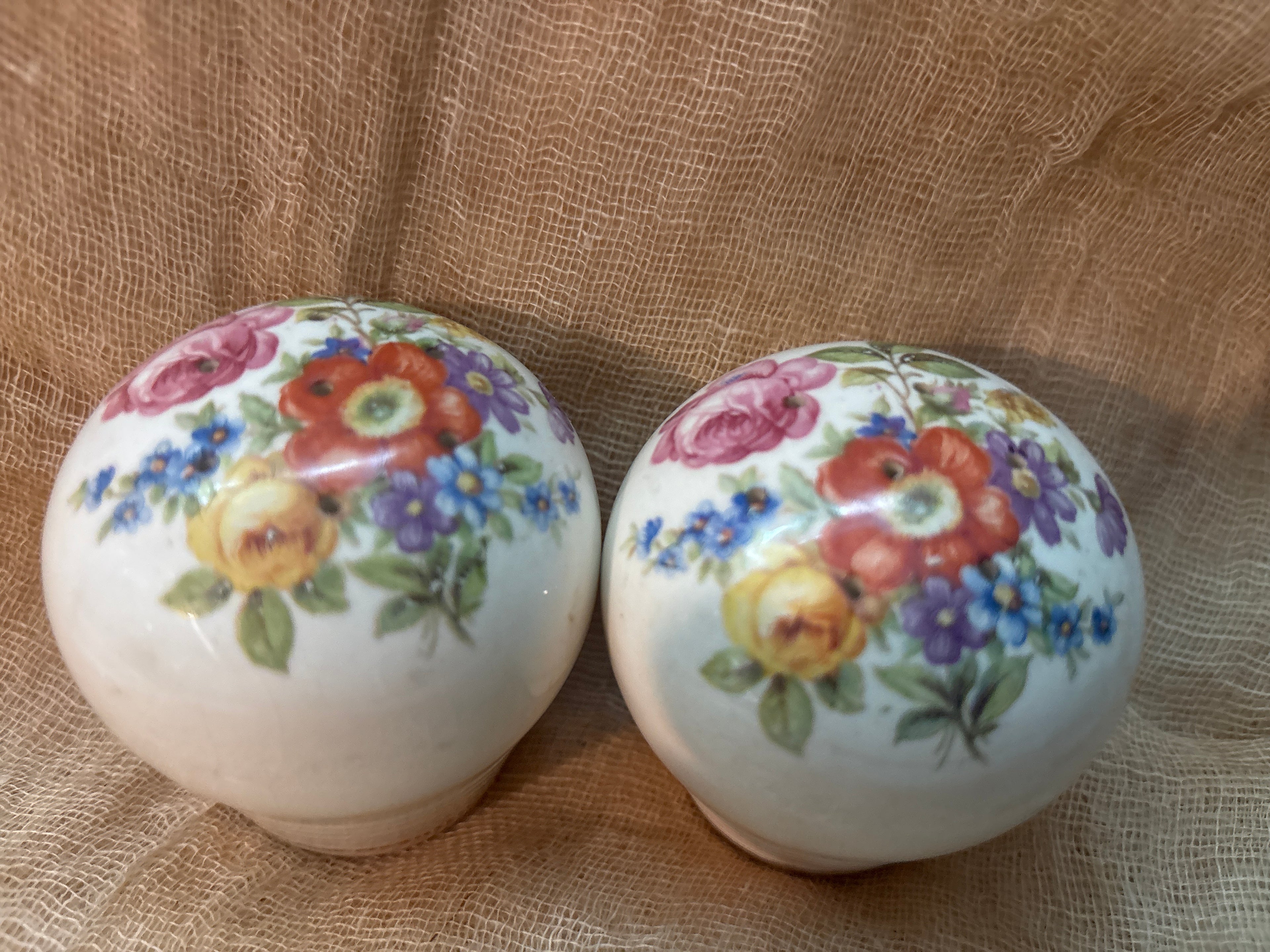Vintage flowers set of shakers unbranded